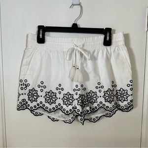 Vineyard Vines pull on shorts with black embroidered eyelet. Size XS NWOT